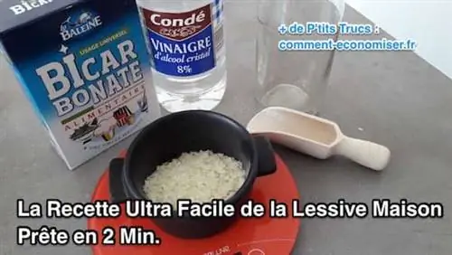 Смешайте горячую воду, пищевую соду, уксус и хлопья марсельского мыла, чтобы приготовить домашний стиральный порошок.