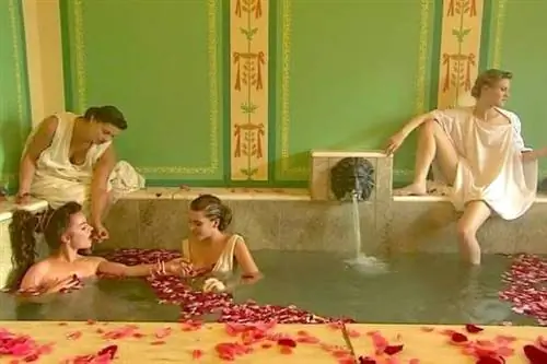 Несколько женщин принимают ванну, чтобы расслабиться