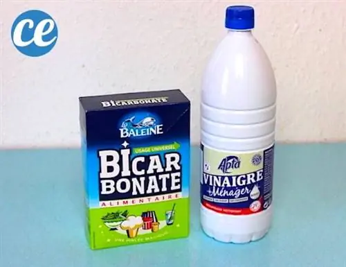 Бутылка белого уксуса и бутылка пищевой соды против ржавчины