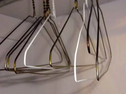 вешалки, чтобы прочистить туалет