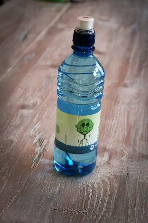 используйте простую пластиковую бутылку, чтобы прочистить унитаз