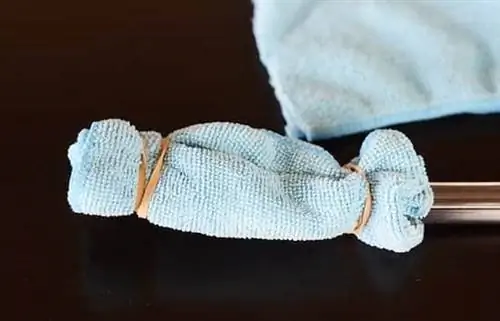 Сделайте свой собственный инструмент для чистки жалюзи с помощью кухонных щипцов, салфетки из микрофибры и резиновых лент.