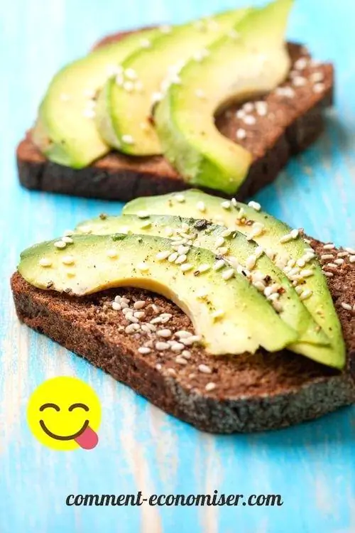 Хлеб с ломтиками спелого авокадо, на синем фоне.