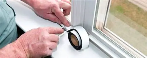 Руки затыкают окно.