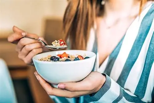 Полезный завтрак по утрам - один из ритуалов успешных в жизни людей.