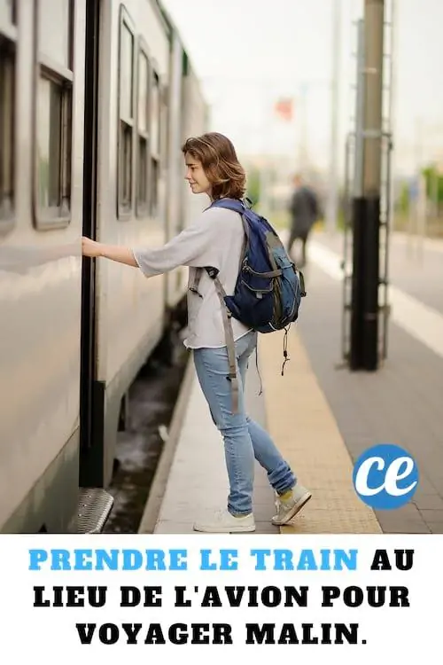 Женщина собирается сесть в поезд: сядьте на поезд, а не на самолет, чтобы путешествовать с умом.