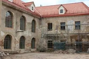 Старое здание, нуждающееся в ремонте Старое здание, нуждающееся в ремонте
