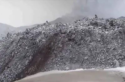 Поток обсидиановой лавы не перестает течь