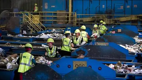 работники сортируют мусор на объекте по обращению с отходами