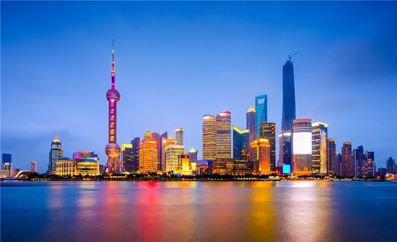 Шанхай, Китай, горизонт города на реке Хуанпу.