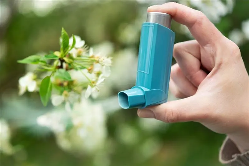 Ингалятор рядом с цветком