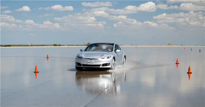 Электромобиль Tesla с шинами производства Goodyear. Электромобиль Tesla с шинами производства Goodyear.