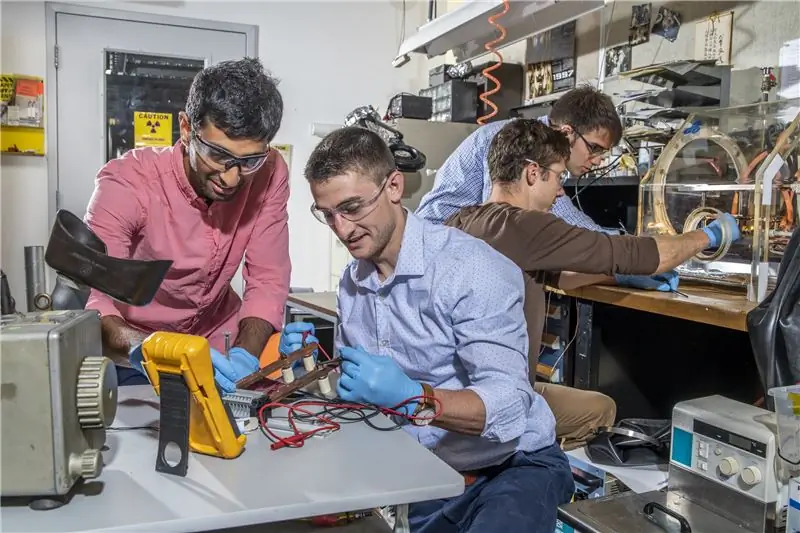 Команда Antora Energy в лаборатории