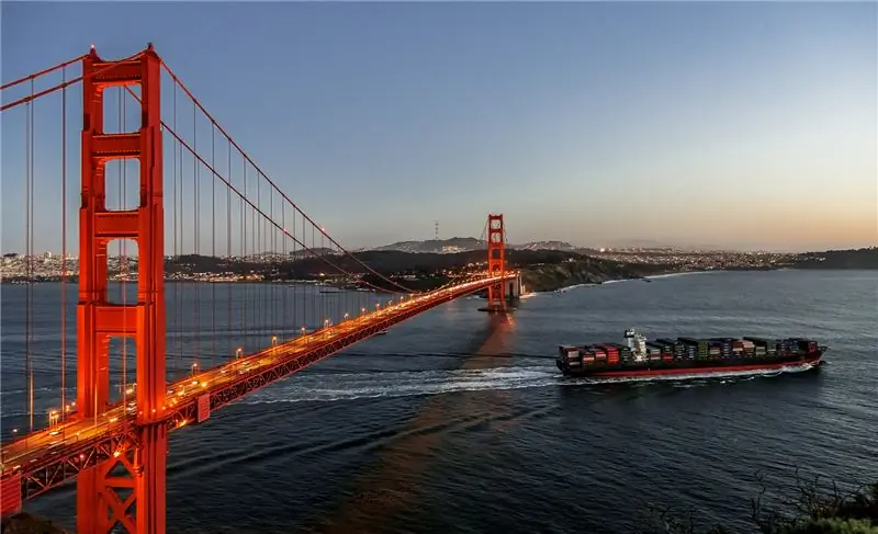 грузовой корабль идет под мостом Золотые Ворота