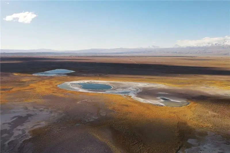 Изображение большого озера на пустынном ландшафте