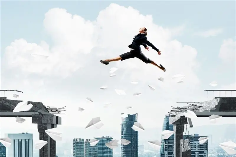 Человек, перепрыгивающий через пропасть