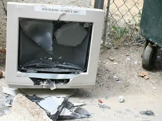 Изображение электронного мусора на обочине, созданное молодыми тысячами через Flickr