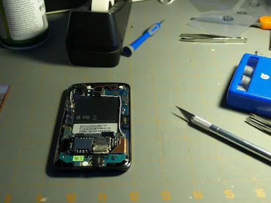 Изображение телефона в разобранном виде, сделанное KG23 через Flickr.