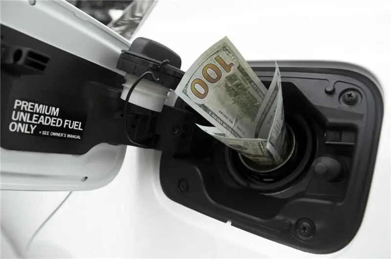 Бензобак с торчащими деньгами