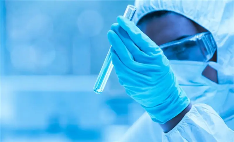 Лаборант в кепке, маске и перчатках