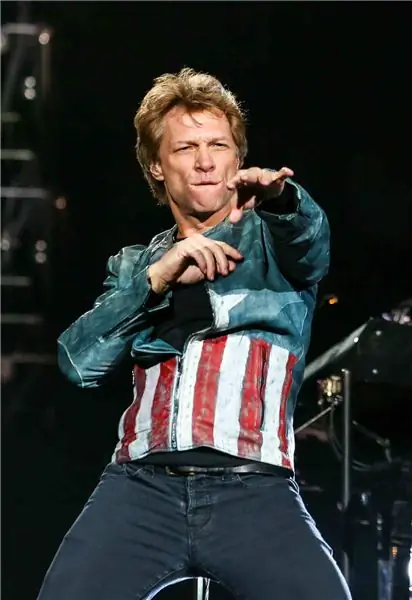 Джон Бон Джови в красно-бело-синем наряде с протянутой рукой
