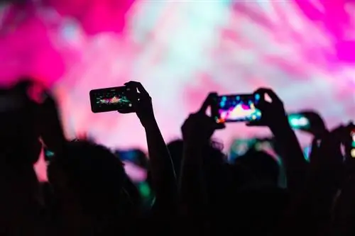 В среднем 3,6 часа в день на мобильных устройствах