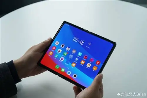 Oppo представила смартфон со складным экраном