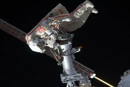 Утечка на МКС: гипотеза нерешительной человеческой руки