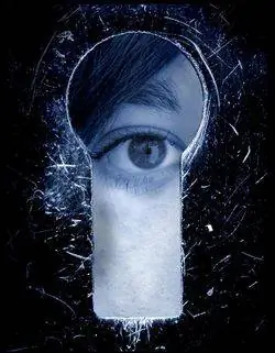 Хоккайдо Япония шпионит за замочной скважиной