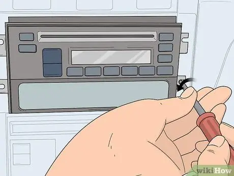 Подключите усилитель к сабвуферу и головному устройству Шаг 10