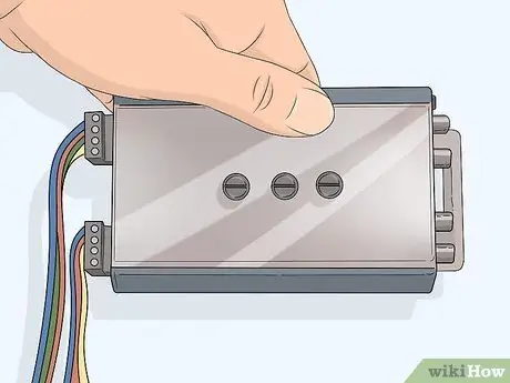 Подключите усилитель к сабвуферу и головному устройству Шаг 15