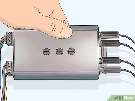 Подключите усилитель к сабвуферу и головному устройству Шаг 16