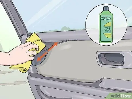 Ремонт незакрепленной обивки дверной панели автомобиля Шаг 2