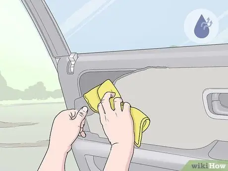 Ремонт незакрепленной обивки дверной панели автомобиля Шаг 3