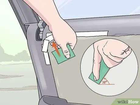 Ремонт незакрепленной обивки дверной панели автомобиля Шаг 9