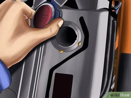 Слейте газ из бензобака генератора и карбюратора Шаг 1