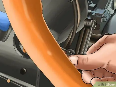 Слейте газ из бензобака генератора и карбюратора Шаг 3