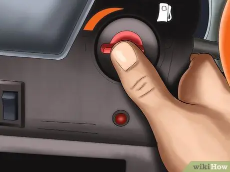 Слейте газ из бензобака генератора и карбюратора Шаг 4