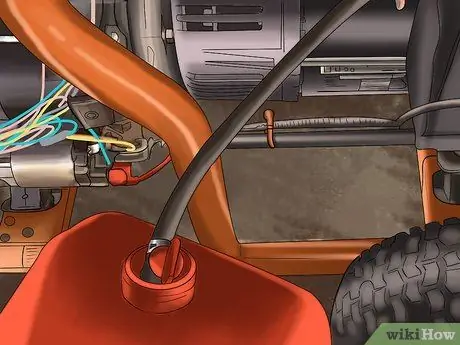 Слейте газ из бензобака генератора и карбюратора Шаг 6