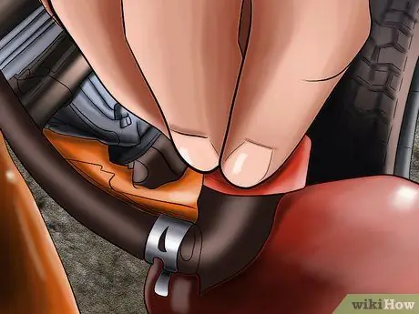 Слейте газ из бензобака генератора и карбюратора Шаг 7