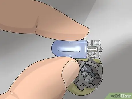 Замена световых индикаторов в автомобиле Шаг 4