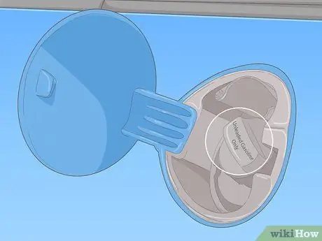 Купите подходящий бензин Шаг 2