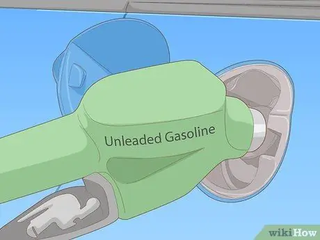 Купите подходящий бензин Шаг 4