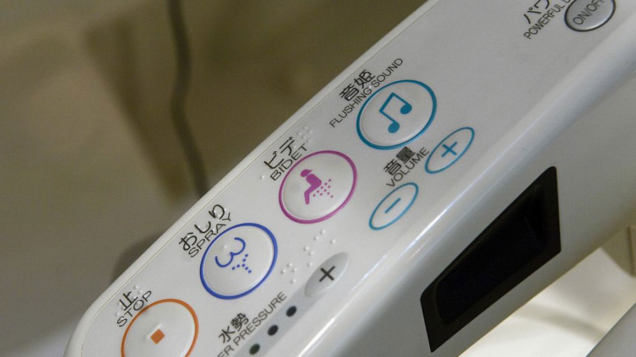 Отображаются различные функции Toto Washlet, включая разбрызгивание воды для приклада. Энди Нельсон / The Christian Science Monitor / Getty Images Отображаются различные функции Toto Washlet, включая разбрызгивание воды для приклада. Энди Нельсон / The Christian Science Monitor / Getty Images