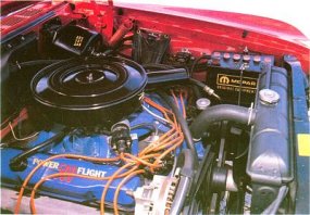 Двигатель Dodge Polara 1961 года выпуска был 383 с 325 л.с. или 330 с индукцией поршня