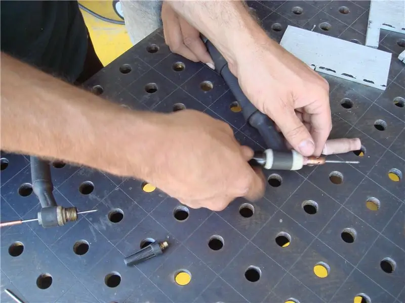 Вставьте электрод в его цангу