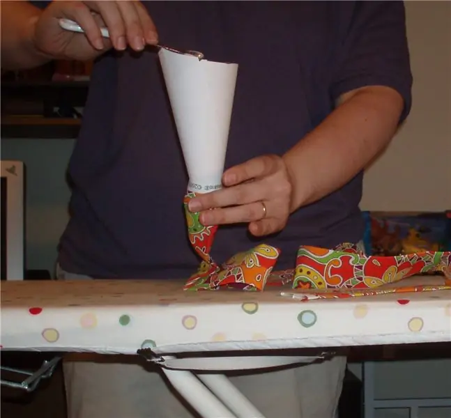 Прострочите поперек и добавьте кристаллы