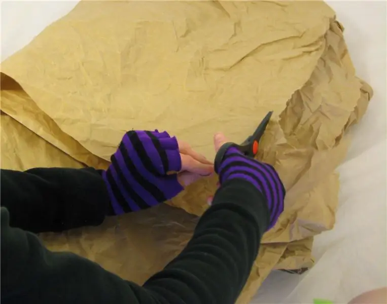 Отрежьте упаковочную бумагу