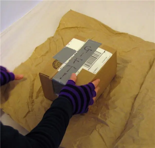 Отрежьте упаковочную бумагу