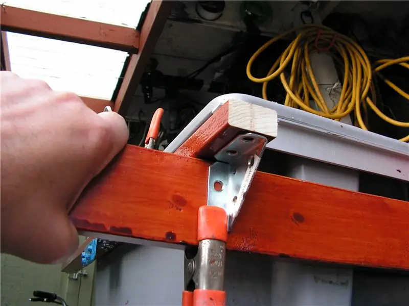 Крестовые опоры и отделка деревянного каркаса